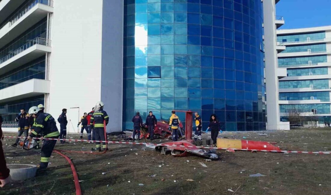 Muğla Eğitim ve Araştırma Hastanesi’nden havalanan ambulans helikopter, hastane bahçesine