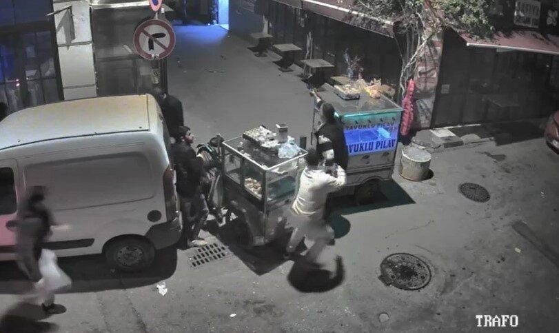 İzmir’in Konak ilçesi Alsancak semtinde, yol verme tartışması kavgaya dönüşünce