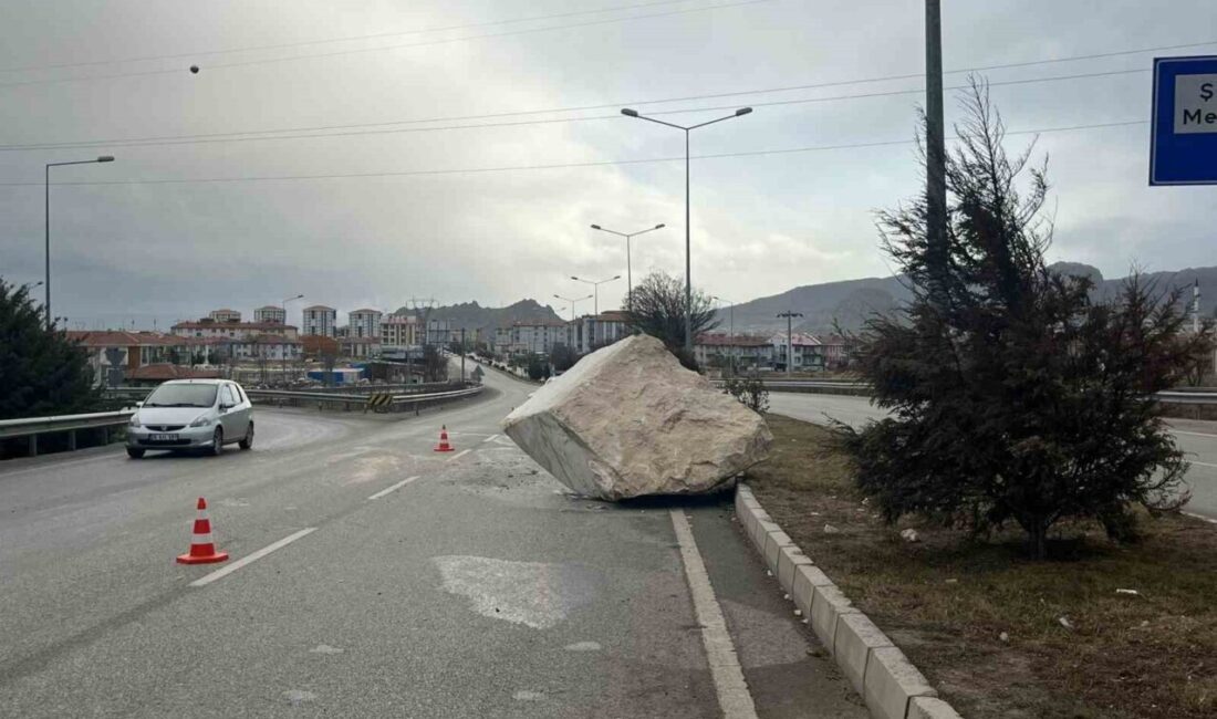 Afyonkarahisar’da bir tırın dorsesinden yola düşen tonlarca ağırlığındaki mermer bloğu