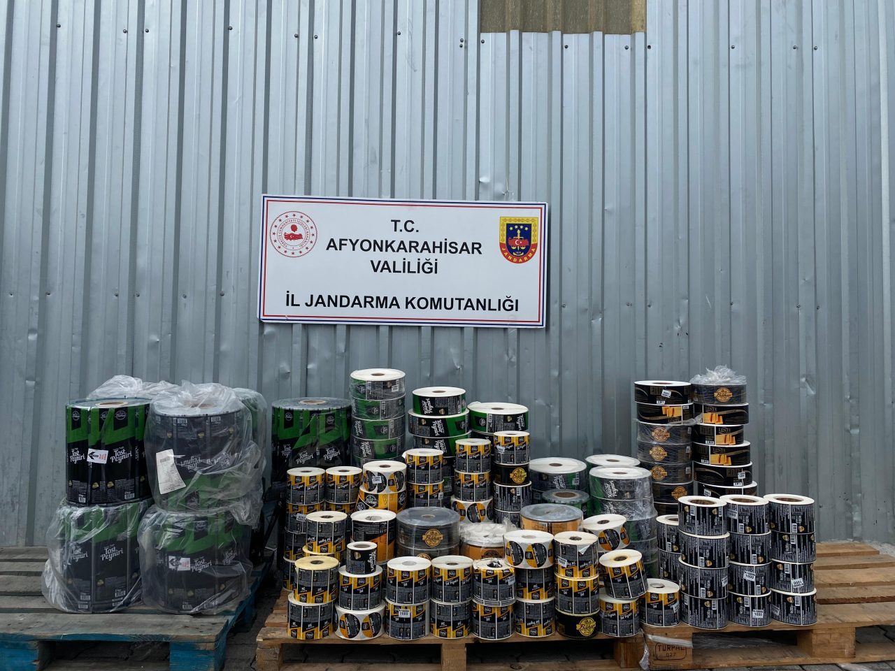 AFYONKARAHİSAR (AA) – Afyonkarahisar'ın Bolvadin ilçesinde 30 ton kaşar peyniri,