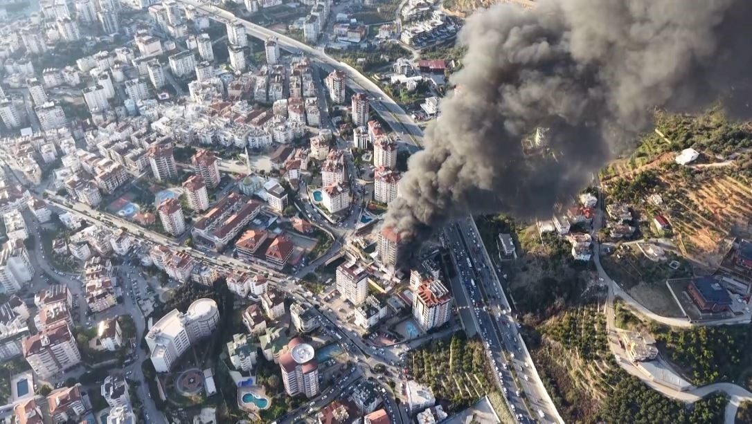 Alanya’da bir binanın tadilatı sırasında çıkan yangının ardından kamuoyunda binanın