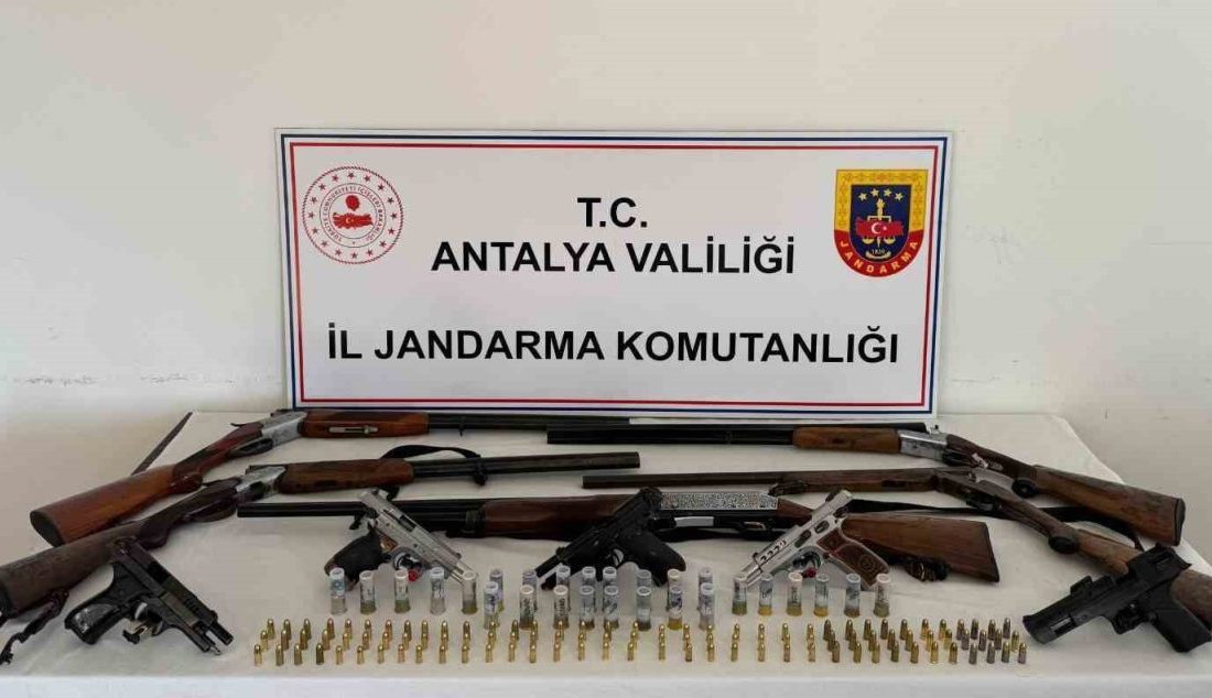 Antalya’nın Döşemealtı ilçesinde gerçekleştirilen ruhsatsız silah operasyonunda 5 tabanca ve