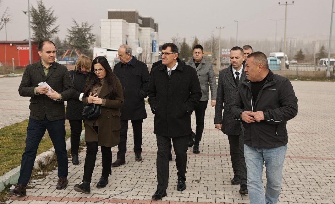 Kütahya Belediye Başkanı Eyüp Kahveci, Akkent Mahallesi’nde yer alan Şehzadeler