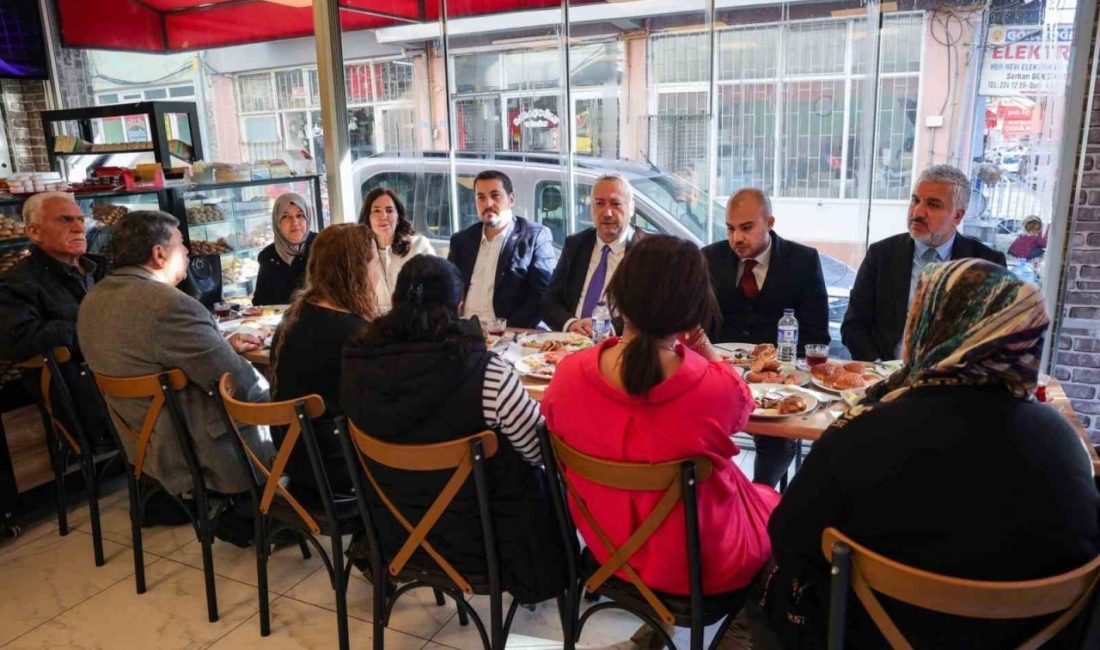 Uşak Belediye Başkanı Özkan Yalım, Dikilitaş esnafıyla bir araya geldi.