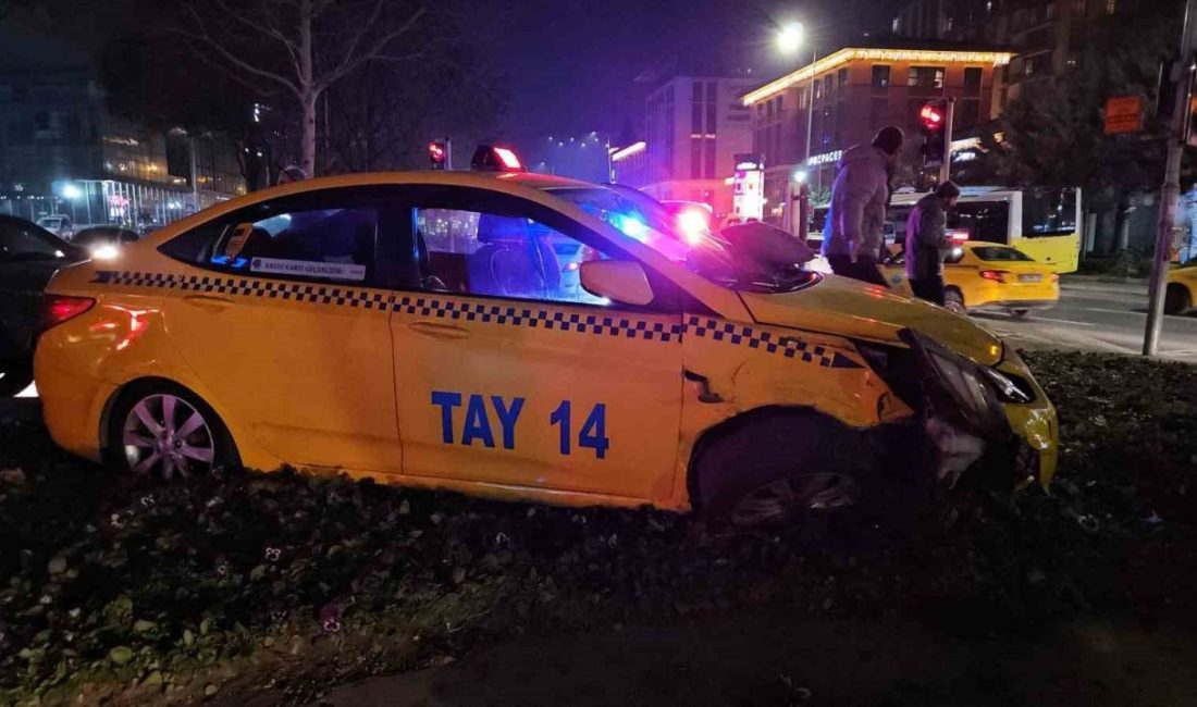 Beyoğlu’nda seyir halindeyken aniden manevra yaparak dönen otomobil, kendi şeridinde
