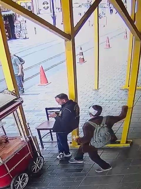 Beyoğlu’nda polis memuruna görevini yaptığı sırada arkasından yaklaşan ve ensesinden