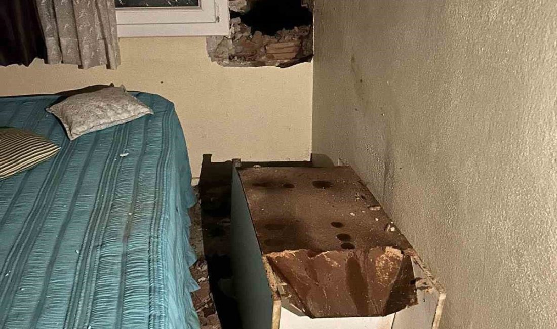 İzmir’in Çeşme ilçesinde gök gürültülü sağanak yağış sırasında düşen yıldırım,