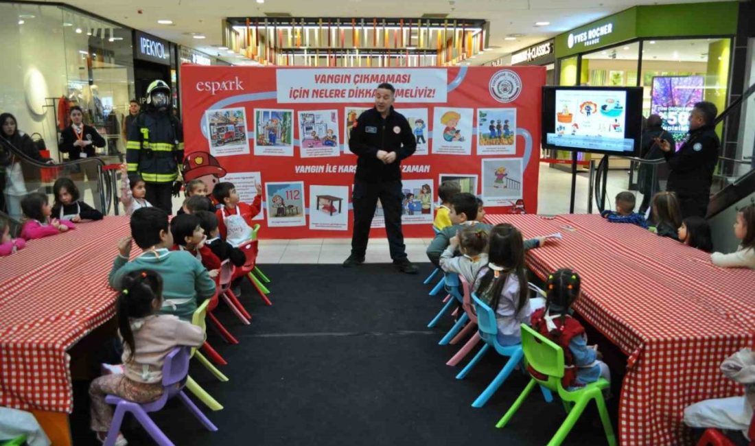 Eskişehir Espark AVM’de düzenlenen etkinlikte itfaiye ekipleri tarafından hem çocuklara