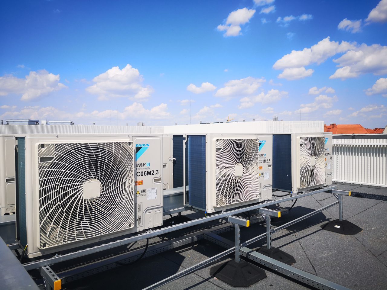 - Daikin, iklimlendirme çözümleriyle, fabrikanın steril alanlarında yüksek hava kalitesi