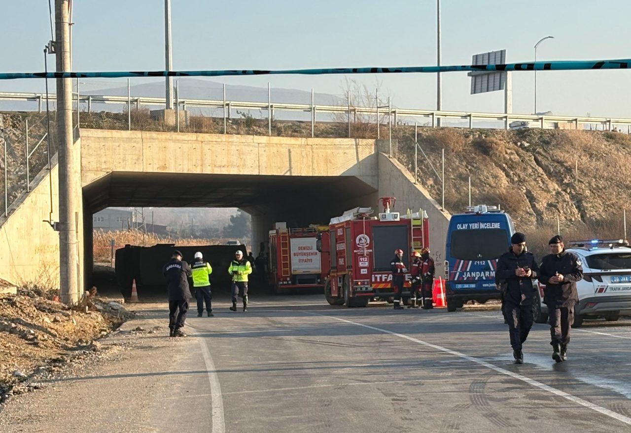 DENİZLİ (AA) – Denizli'nin Pamukkale ilçesinde işçi servisinin devrilmesi sonucu