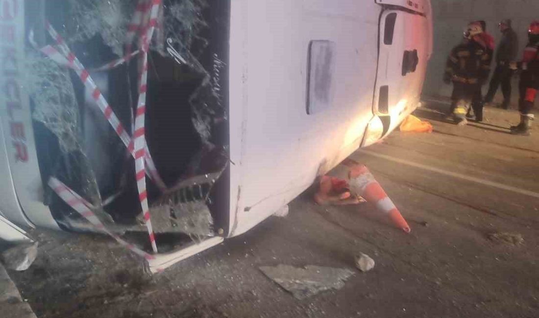 Denizli’nin Pamukkale ilçesinde cam fabrikasında çalışan işçileri taşıyan servis midibüsünün