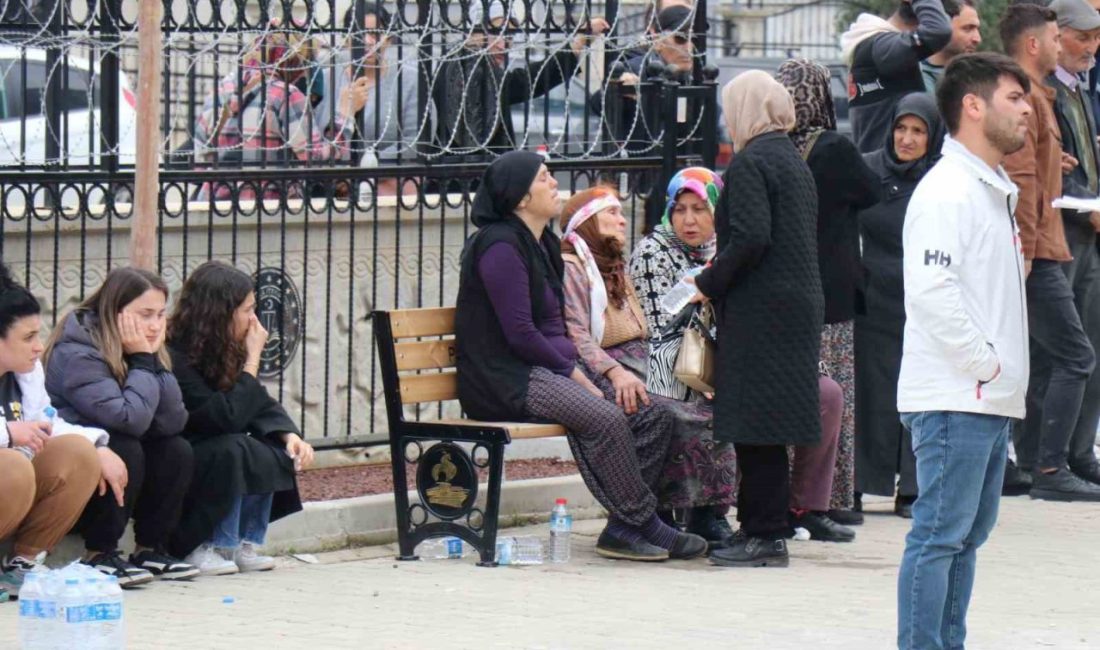 Denizli’de cam fabrikasında çalışan işçileri taşıyan servis midibüsünün alt geçitte