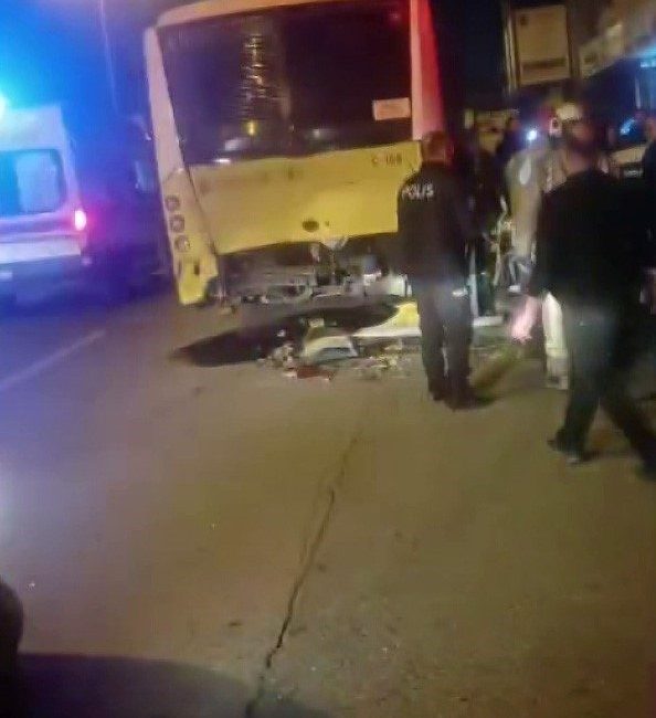 Ataşehir’de süratle gelen otomobilin park halindeki İETT otobüsüne çarpması sonucu