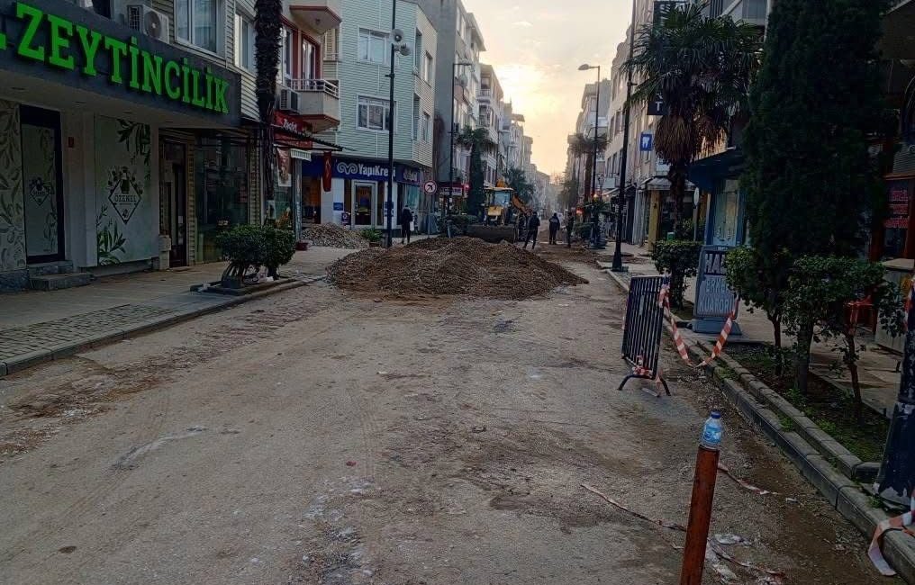 Balıkesir’in Erdek ilçesinde, Yalı Mahallesi Okul Caddesi’nde yürütülen altyapı çalışmaları