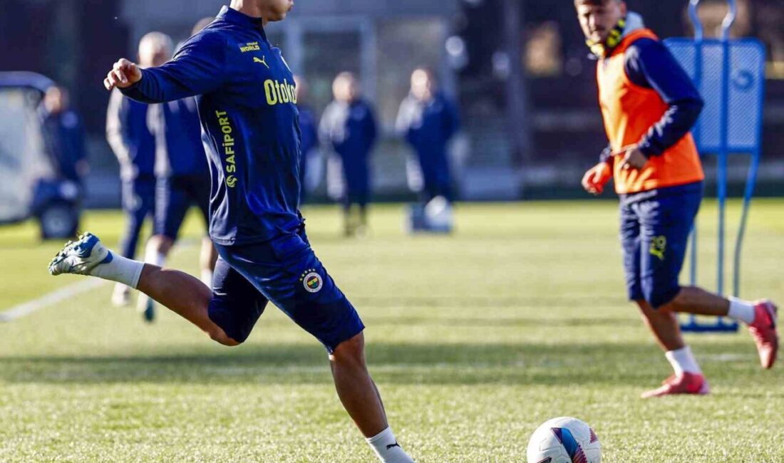 Fenerbahçe, çalışmalarını sabah saatlerinde yaptığı antrenmanla sürdürdü. Samandıra Can Bartu