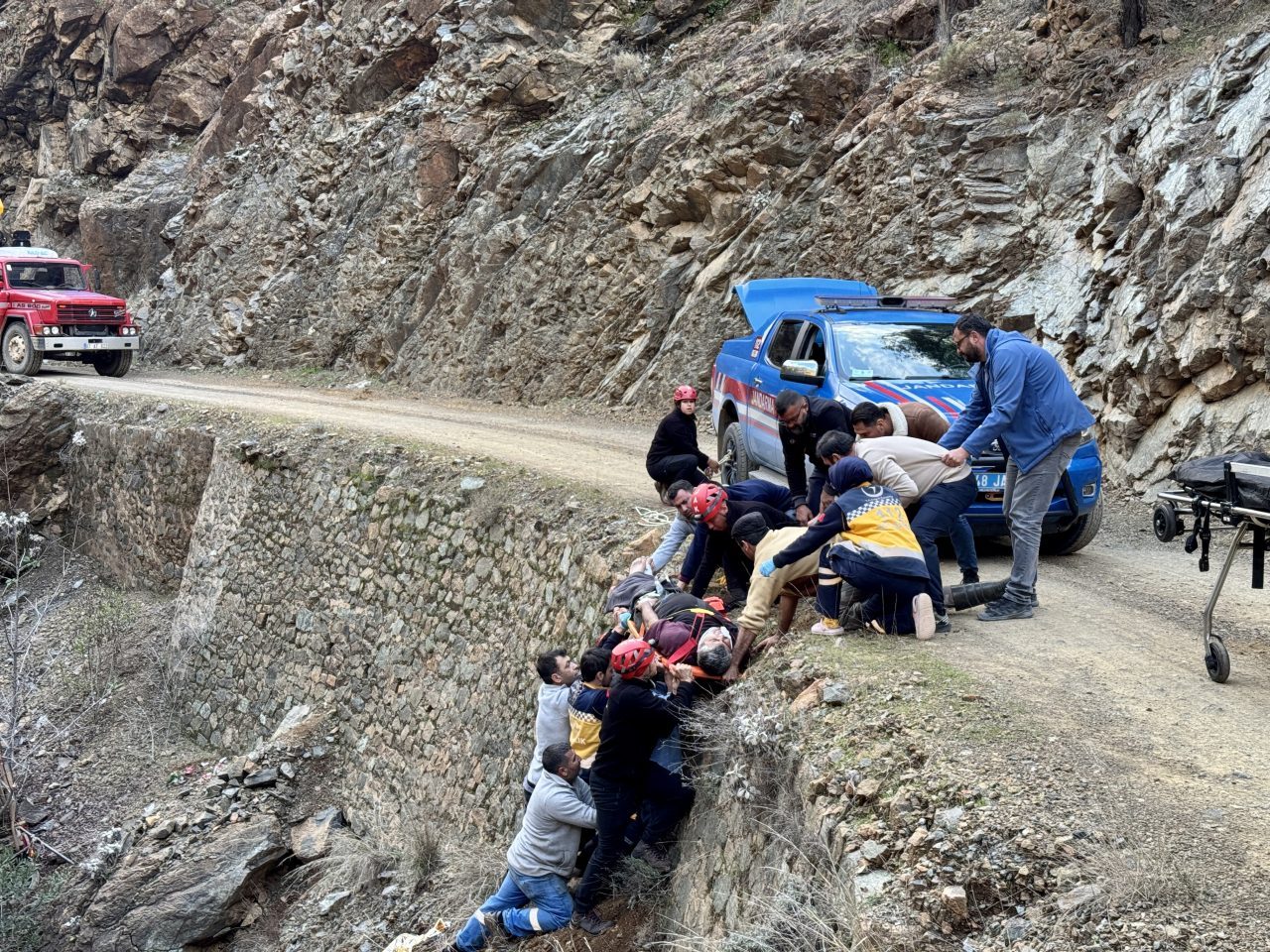 MUĞLA (AA) – Muğla'nın Fethiye ilçesinde dereye yuvarlanan motosiklet sürücüsü