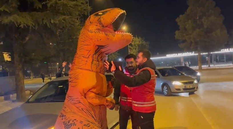 Isparta’da dinozor kostümüyle dolaşan bir genç, polis ekiplerinin GBT sorgusuna