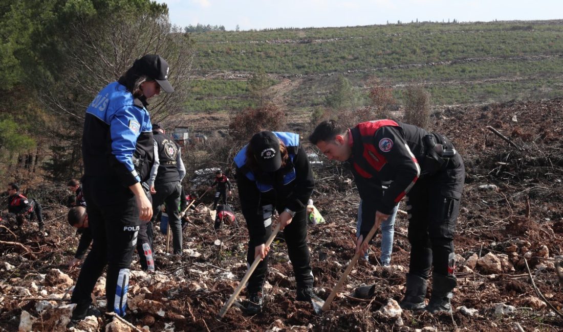 İZMİR (AA) – İzmir Emniyet Müdürlüğünde görevli polisler, Buca ilçesinde