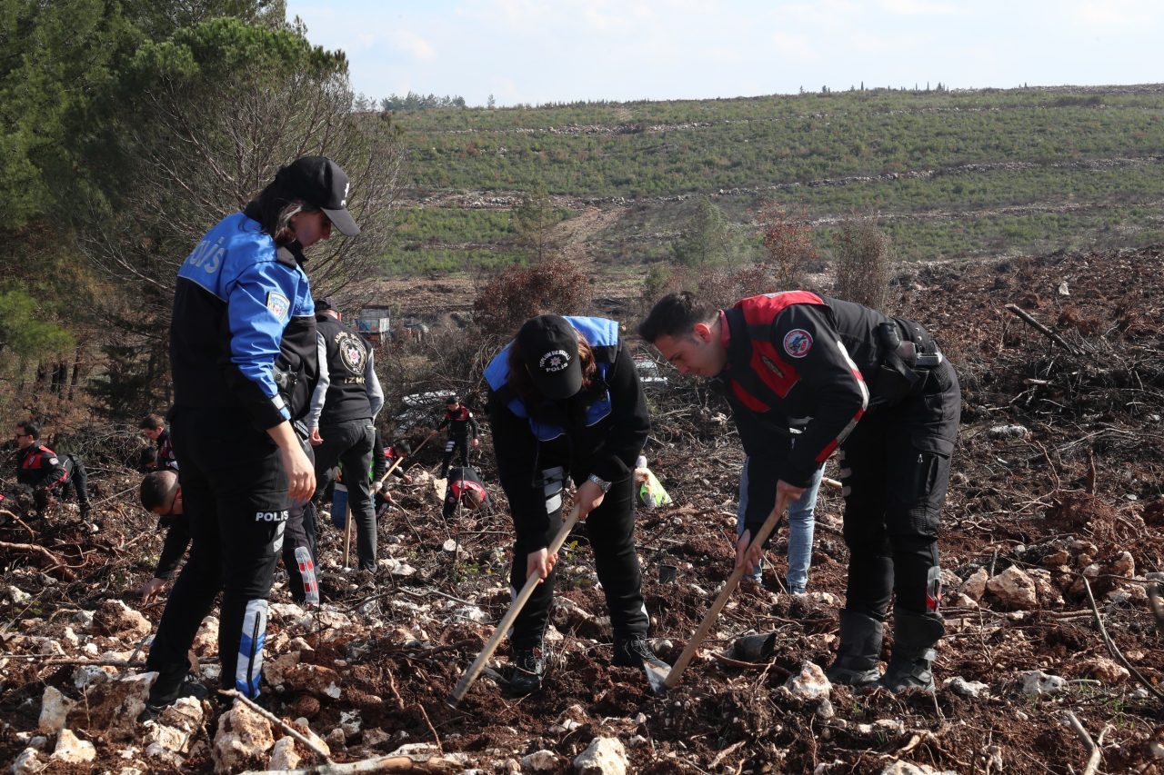 İZMİR (AA) – İzmir Emniyet Müdürlüğünde görevli polisler, Buca ilçesinde