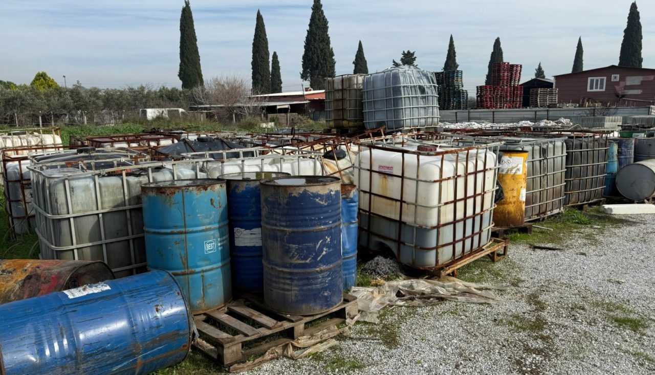 İZMİR (AA) – İzmir'in Torbalı ilçesinde 250 ton kaçak akaryakıt