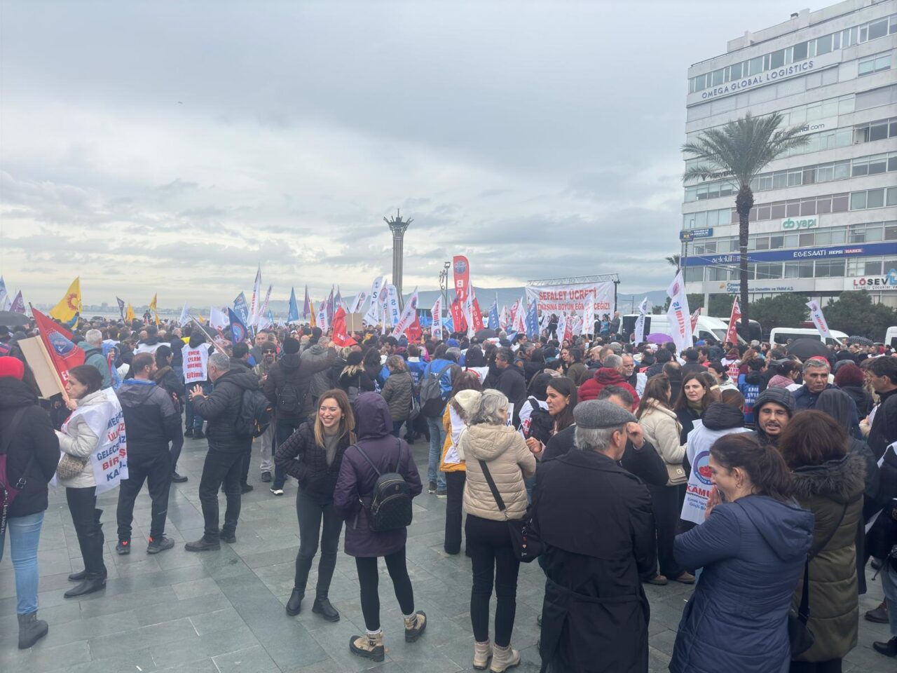 İZMİR (AA) – İzmir'de çeşitli sendikalara üye memurlar, eylem yaptı.