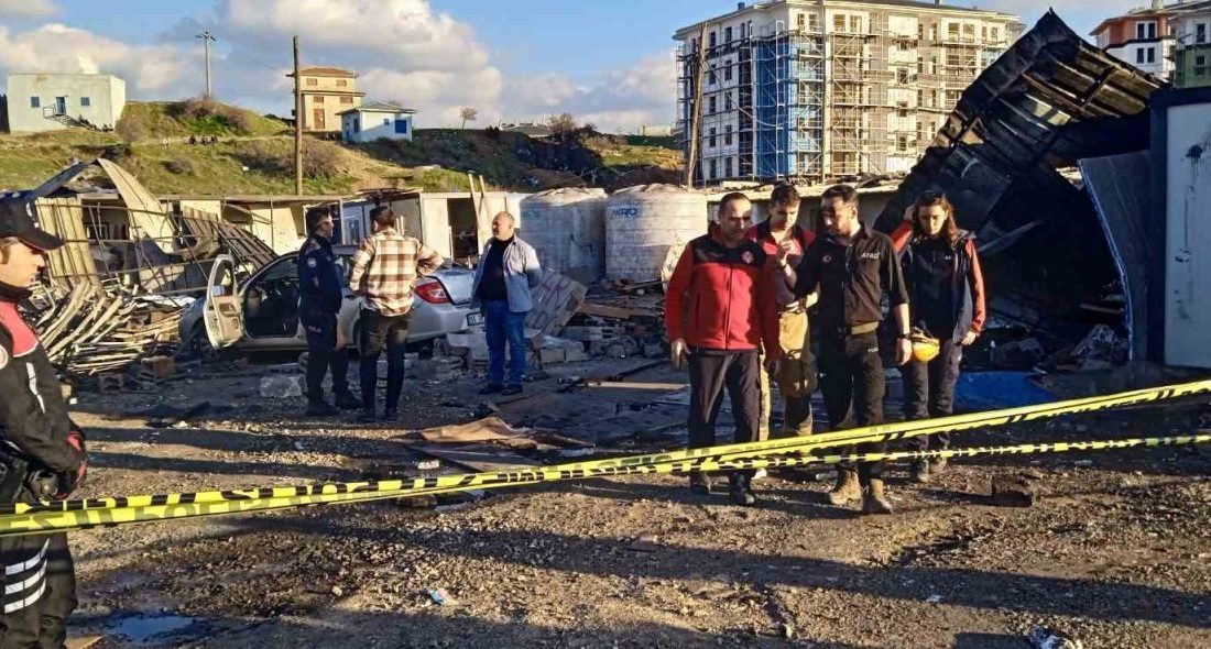 İzmir’in Aliağa ilçesinde inşaat halindeki konutlarda meydana gelen patlamada 2’si
