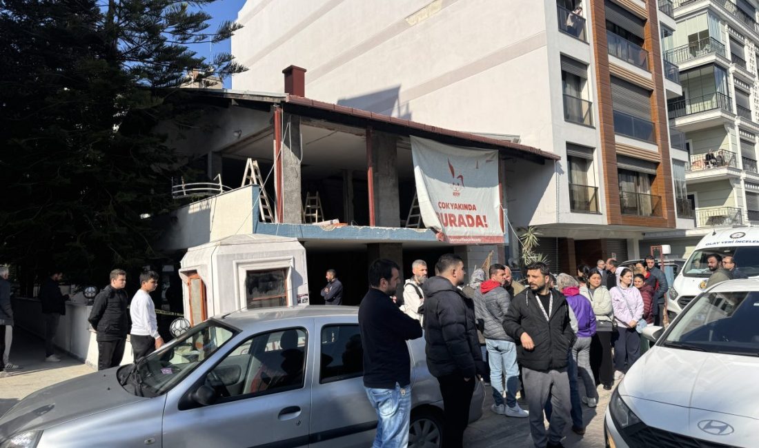 İZMİR (AA) – İzmir'in Karşıyaka ilçesinde tamir için çıktığı çatıdan