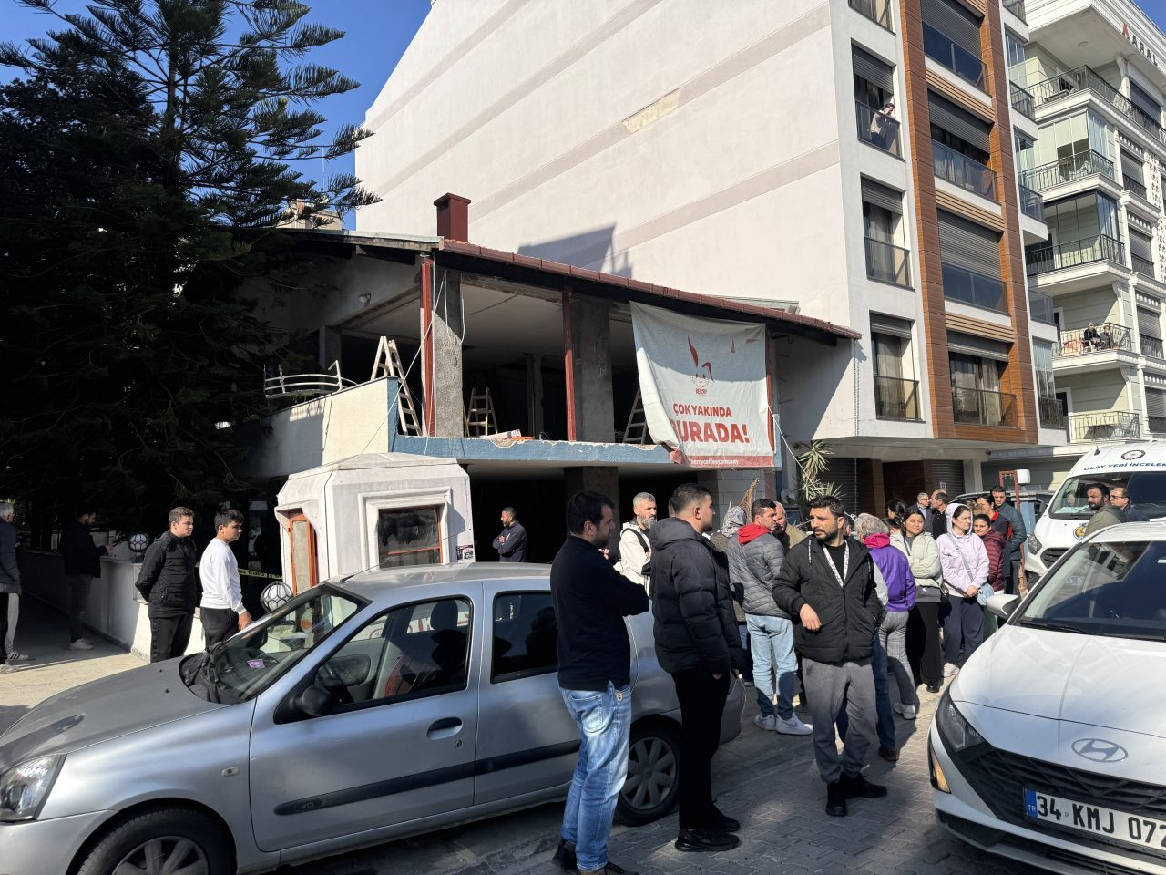 İZMİR (AA) – İzmir'in Karşıyaka ilçesinde tamir için çıktığı çatıdan