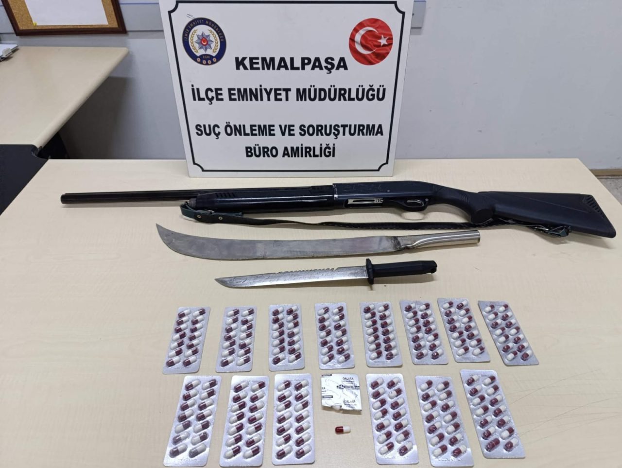 İZMİR (AA) – İzmir'in Kemalpaşa ilçesinde uyuşturucu ticareti yaptıkları iddiasıyla