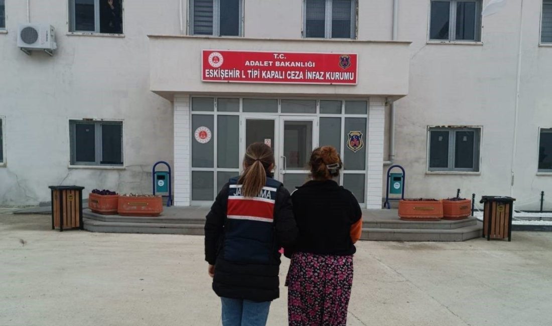 Eskişehir’de, hakkında 21 yıl kesinleşmiş hapis cezası olan kadın jandarma