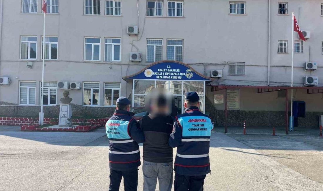 Aydın’ın üç ilçesinde yapılan çalışmalarda aranan şahıslar Jandarma ekipleri tarafından