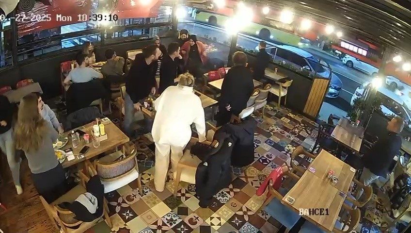 Kadıköy’de bulunan bir restorana seyir halindeki otomobilden torpil atıldı. O