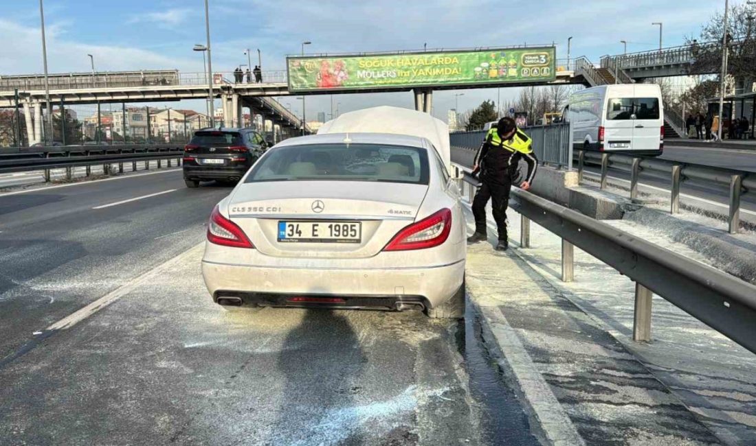 İstanbul Kağıthane’de seyir halindeki aracın motor kısmında yangın çıktı. Alevler