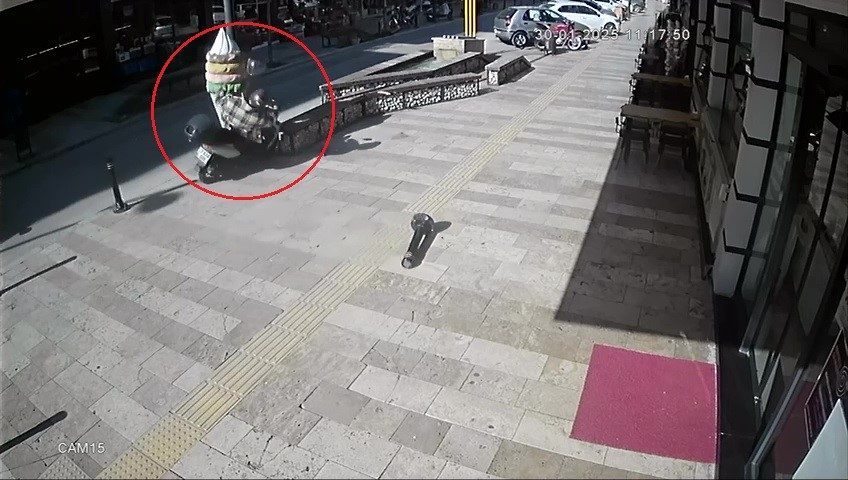 Antalya’da meydana gelen motosiklet kazasında kafasını yol kenarındaki reklam panosuna