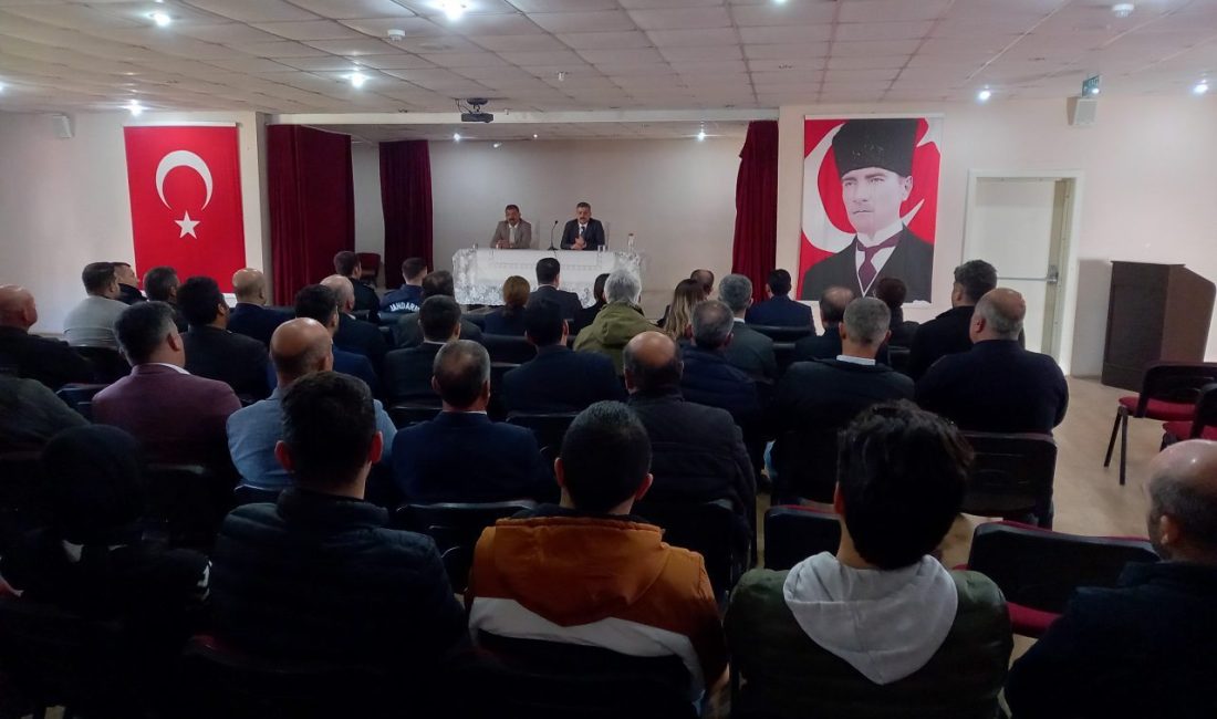 DENİZLİ (AA) – Kale Kaymakamı Burak Gürbüz, muhtarlarla istişare toplantısında