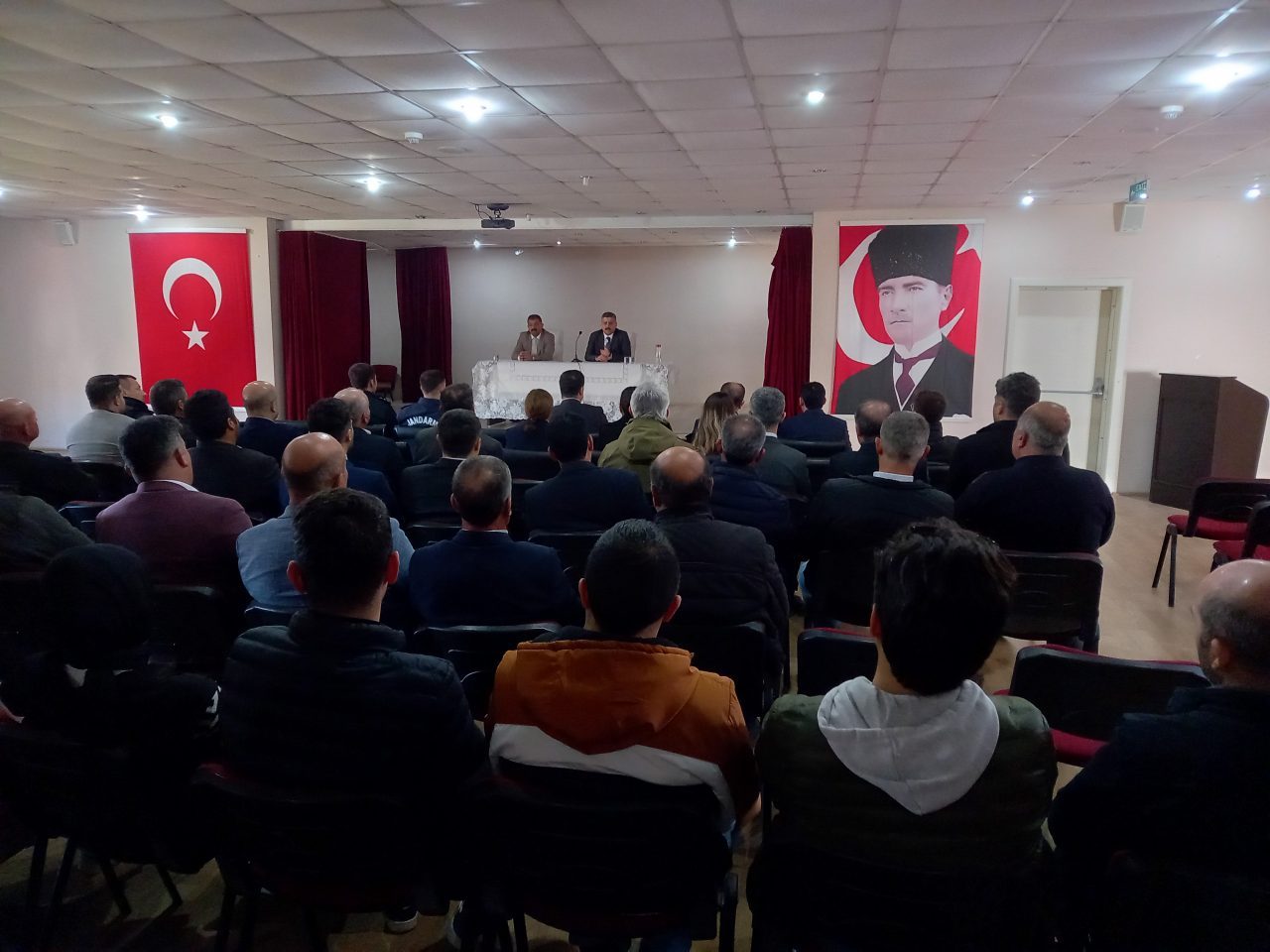 DENİZLİ (AA) – Kale Kaymakamı Burak Gürbüz, muhtarlarla istişare toplantısında