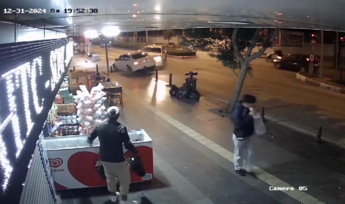 Antalya’nın Manavgat ilçesinde kamyonet ile otomobilin çarpışması sonucu meydana gelen