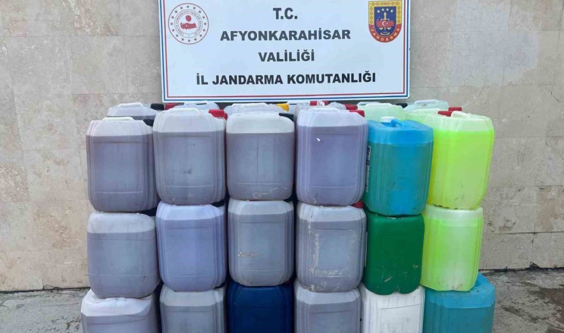 Afyonkarahisar’da jandarma tarafından şüphe üzerine durdurulan bir kamyonette binlerce litre
