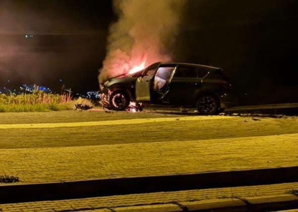 Didim-Söke karayolu Denizköy kavşağında trafik kazasına karışan araç yandı. Kaza,