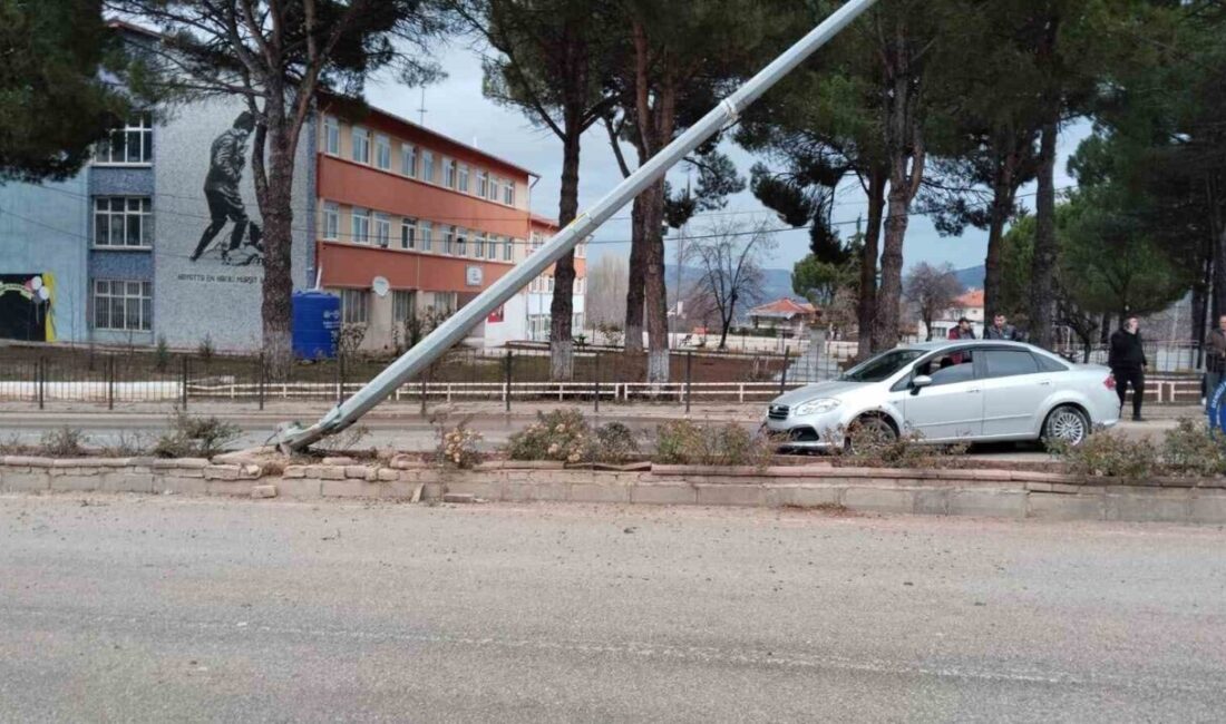 Denizli’nin Çal ilçesinde kontrolden çıkarak karşı şeride geçen otomobil, refüjdeki