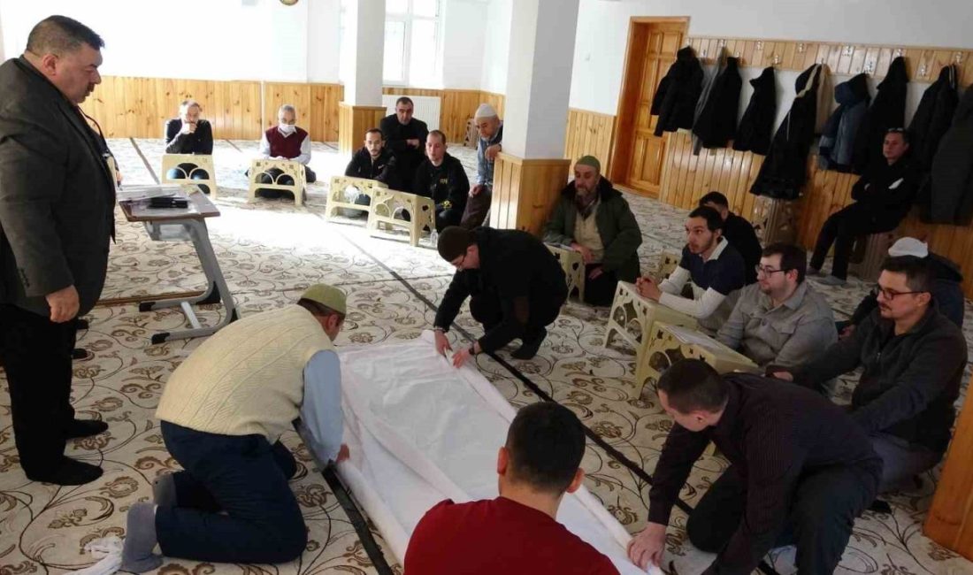 Kütahya Nizamiye Camii’nde düzenlenen gassal kursu, vatandaşlar tarafından büyük ilgi