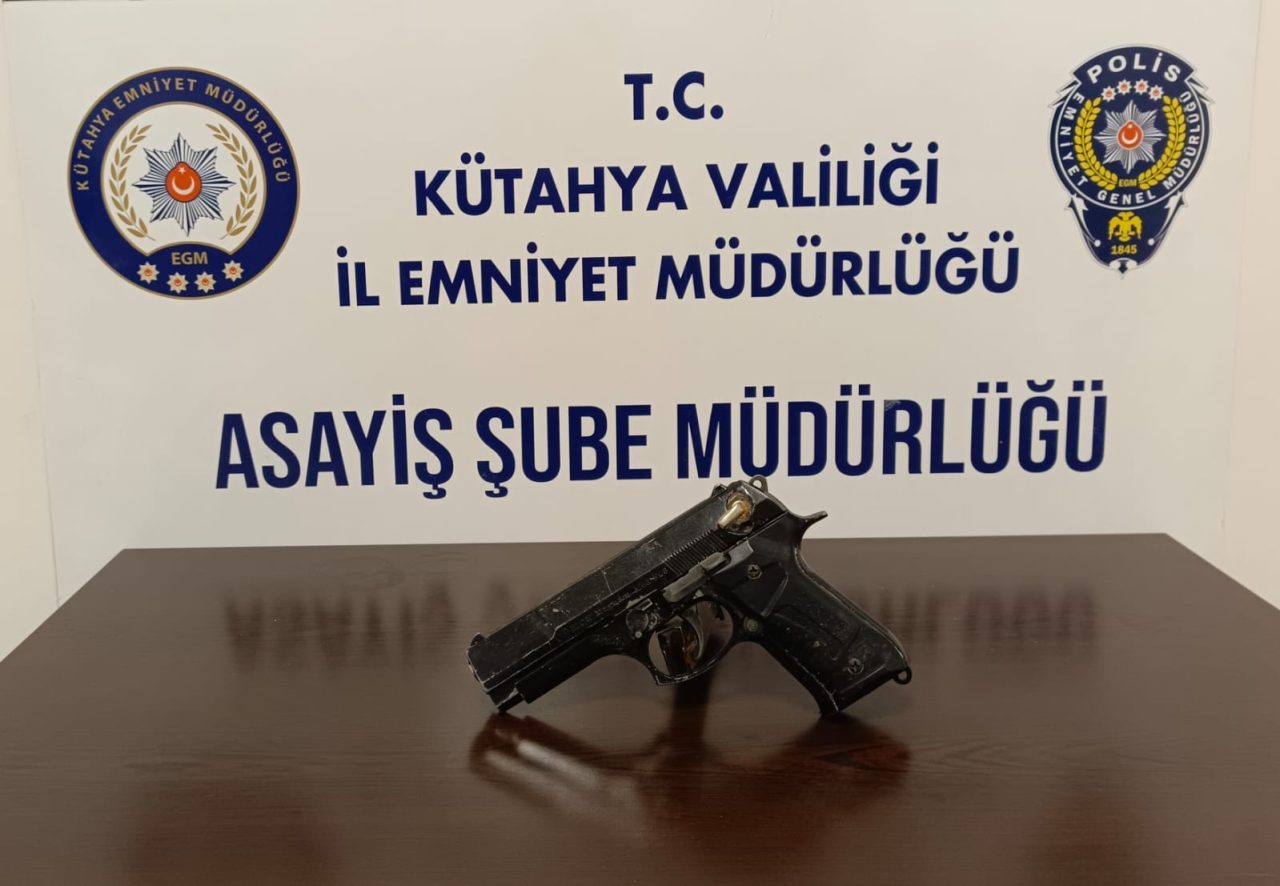 KÜTAHYA (AA) – Kütahya'da bir kuyumcudan kurusıkı tabancayla hırsızlık yapmaya