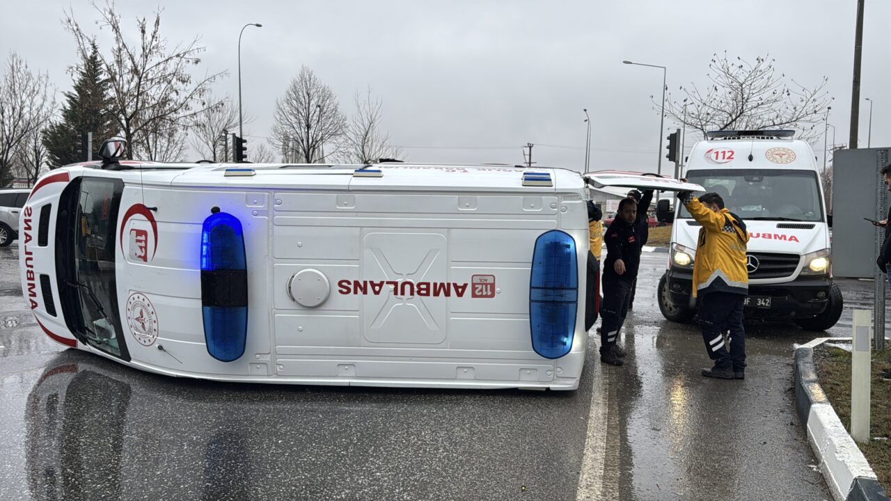 KÜTAHYA (AA) – Kütahya'da otomobil ile hasta taşıyan ambulansın çarpışması