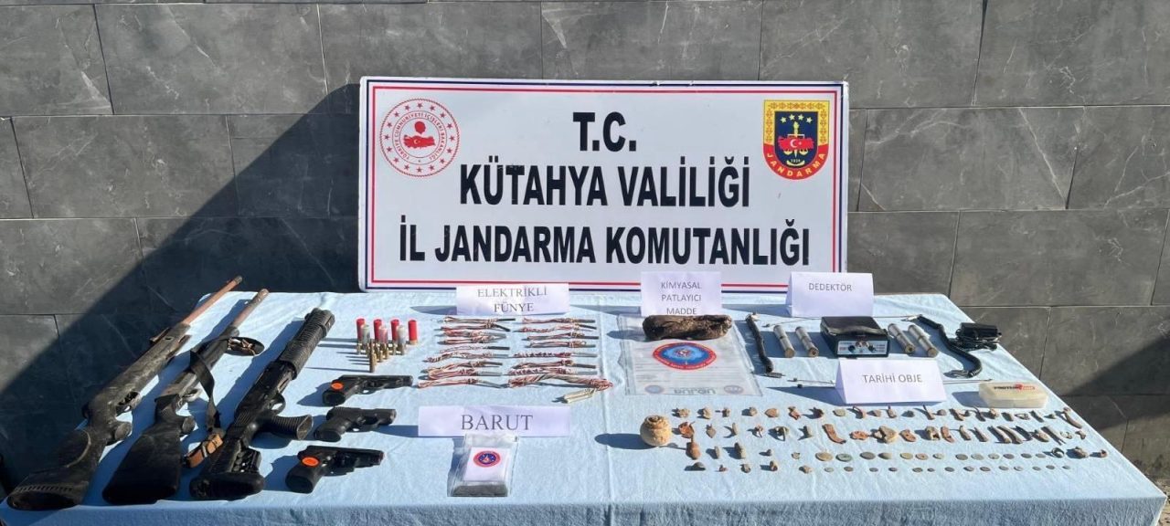 KÜTAHYA (AA) – Kütahya'nın Gediz ilçesinde düzenlenen operasyonda tarihi eser