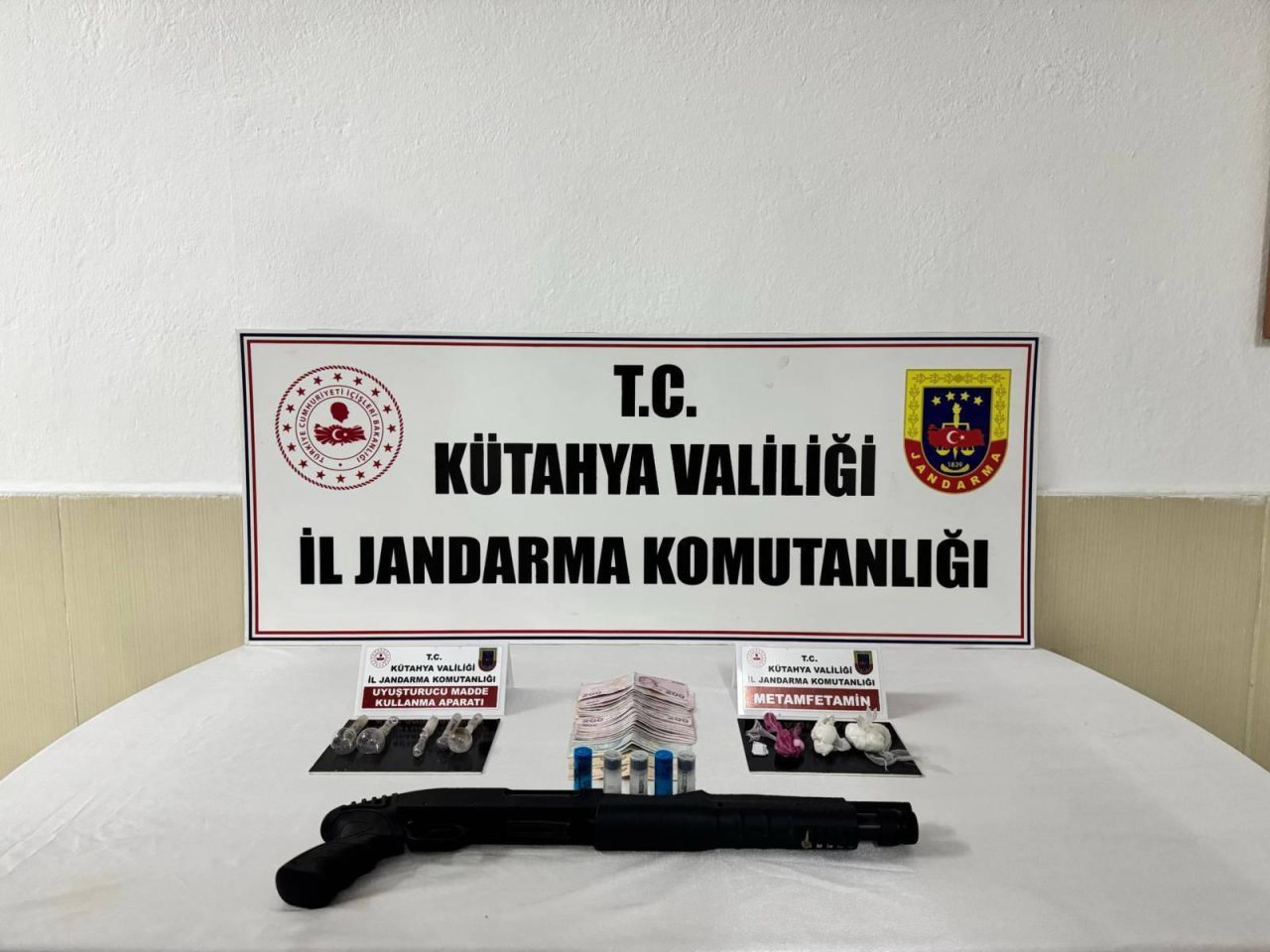 KÜTAHYA (AA) – Kütahya'da jandarma ekiplerince düzenlenen uyuşturucu operasyonunda yakalanan