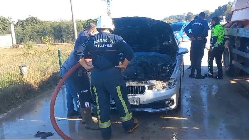 Antalya’nın Manavgat ilçesinde seyir halindeyken alev alan lüks otomobilde büyük