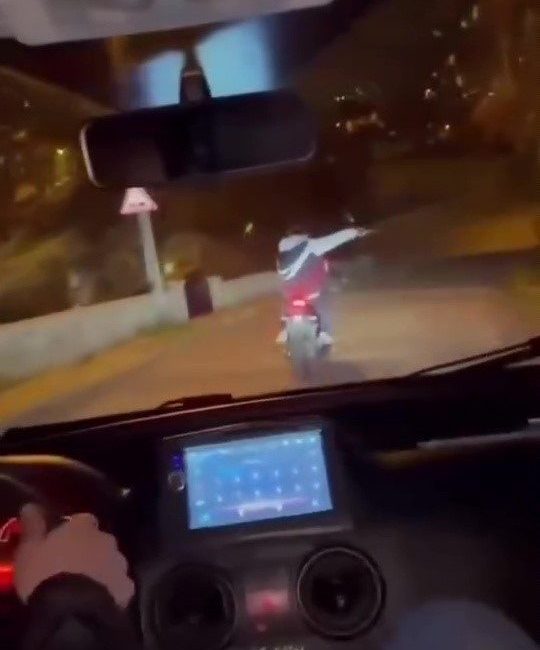 Motosiklet üzerinde yüzleri maskeli iki şahıs, silahla etrafa ateş açarak