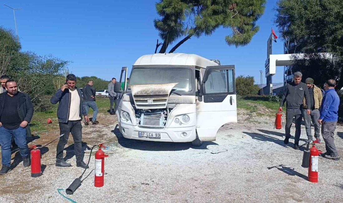 Antalya’nın Manavgat ilçesinde bir otelin servis minibüsü park halindeyken alev