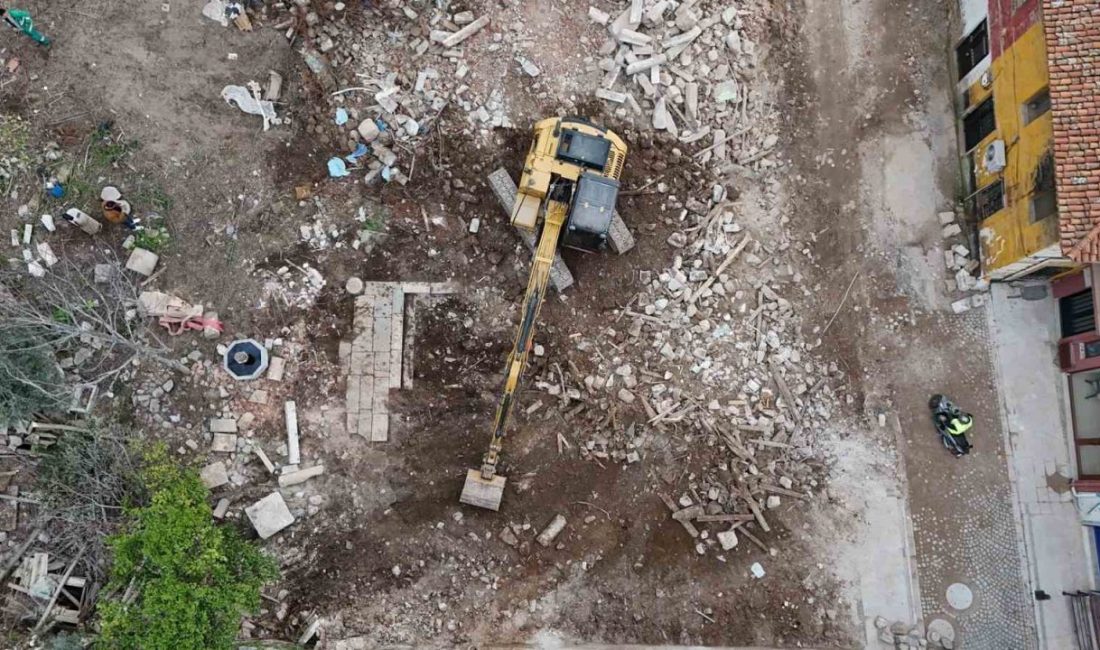 Muğla’nın Milas ilçesinde yıkılan binanın molozları arasında çıkan tarihi eserler