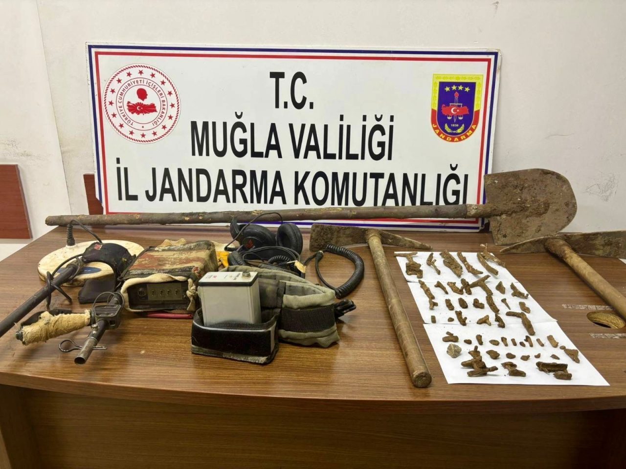 MUĞLA (AA) – Muğla'nın Milas ilçesinde kaçak kazı sırasında yakalanan